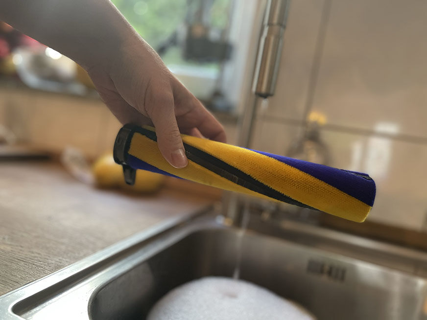 Die Fluffy Bürste: Reinigung unter fließendem Wasser